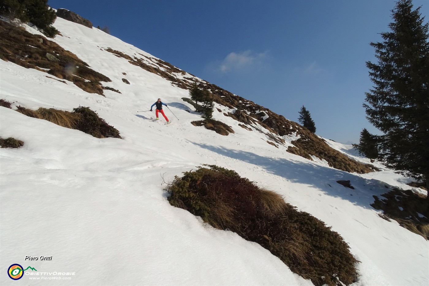 28 Scialpinisti sfruttano la poca neve .JPG
